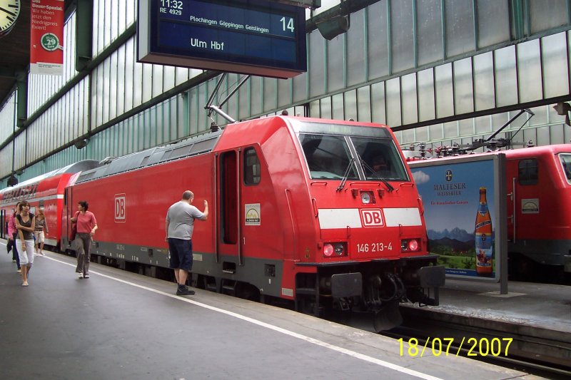 Eine Br 146 213-4 fuhr als RE 4929 nach Ulm.Das Bild wurde am Stuttgarter Hauptbahnhof am 18.7.2007 fotografiert.