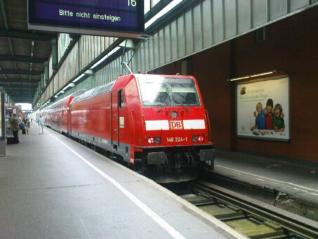 Eine BR 146 steht mit ihrem Dosto Wendezug abfahrbereit im Stuttgarter Hbf.
Zuvor stiegen zu meiner verwunderung 5 Leute aus der Lok aus.