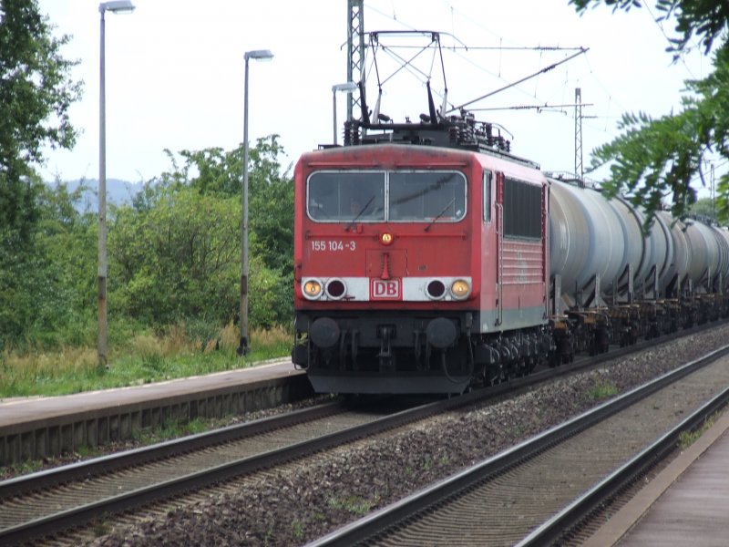 Eine BR 155 mit Scherenstromabnehmer schleppt ihren Gterzug am 03.08.2006 mit ca. 90km/h durch Kersbach.