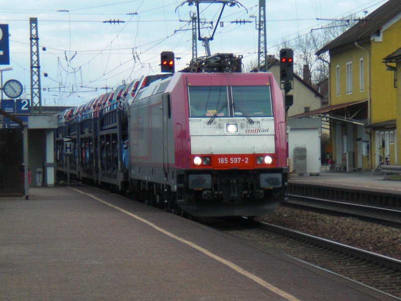 Eine BR 185 Cross Rail auf dem Weg nach Rgb. (26.03.2009)
