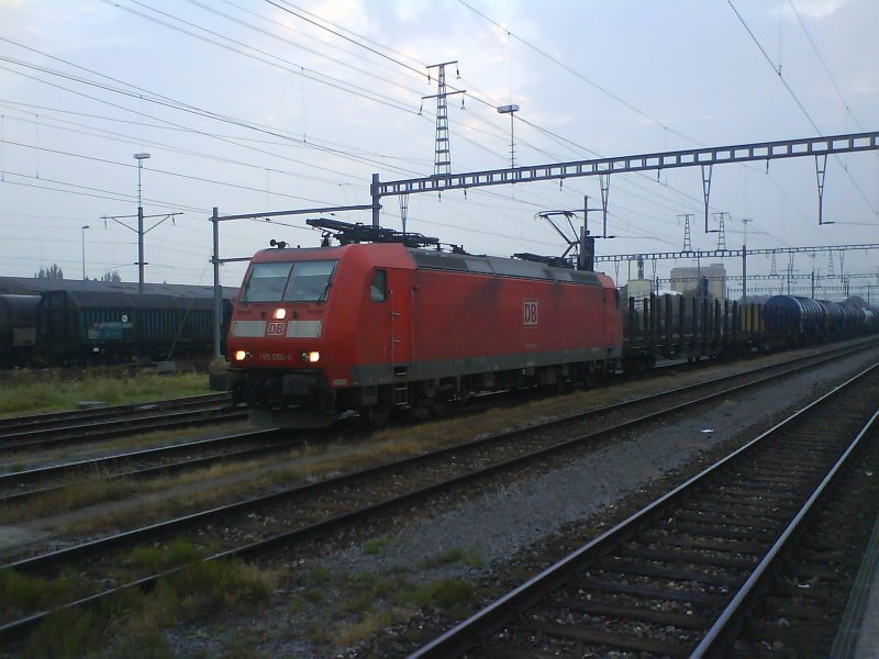 Eine Br 185 der DB steht mit ihrem Gterzug aus Wolfurt (A) nach Deutschland im Grenzbahnhof St. Margrethen. 15.12.07