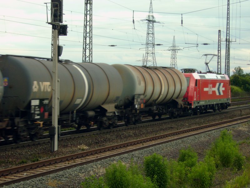 Eine BR 185 der HGK auf dem Weg von Grokorbetha kommend Richtung Weissenfels.