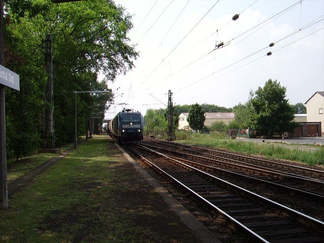 Eine BR 185 der TX Logistik  mit einen Schotterzug in Maintal Ost.
