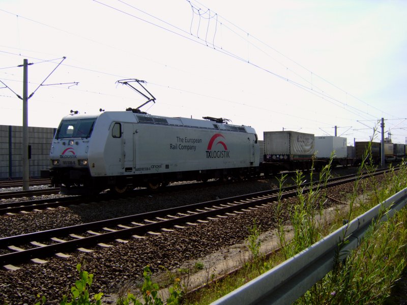 Eine BR 185 der TX-Logistik mit einem Containerzug zwischen Mnchen und Augsburg im August 2008.