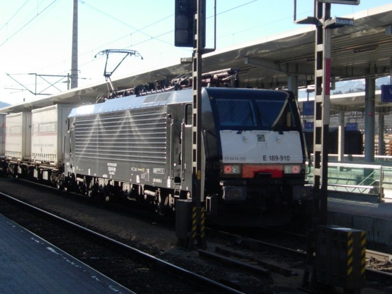 Eine BR 189 zieht einen Containerzug vom Brenner gen Norden. Hier in Wrgl. Leider stren die Signale im Vordergrund einwenig, aber es ist schon sehr schwierig, nach einen Sprint durch die Unterfhrung noch rechtzeitig auf dem anderen Perron zu sein. Aber es hat sich gelohnt.