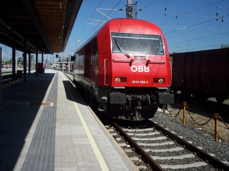 Eine Br 2016 059-4  im Klagenfurter HBF am 20.5.2005