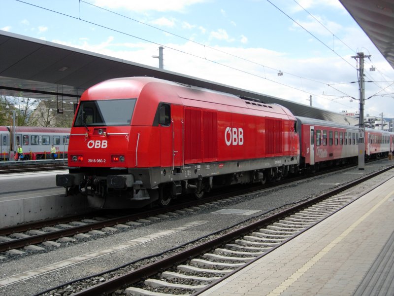 Eine BR 2016 steht in Klagenfurt Hbf mit ihrem Regionalzug nach Bleiburg/Wolfsberg bereit. Und wartet noch auf den EC aus M�nchen, der heute mit der EM Taurus Holland bestannt ist. Am 24.04.08