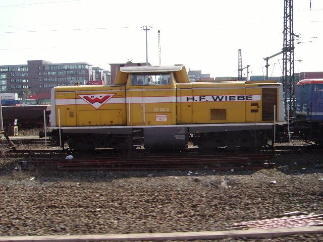 Eine BR 212 der H.F. Wiebe in Frankfurt Ost. Aus der RB 55 aus fotographiert.