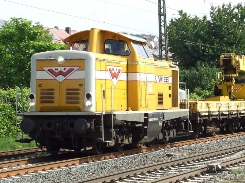 Eine BR 212 von Wiebe zieht einen Kranwagen durch Ebersbach (Fils) in Richtung Stuttgart am 22.08.2008.