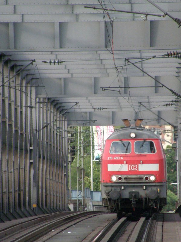 Eine BR 218 auf dem Weg ber den Rhein zwischen Mannheim und Ludwigshafen Mitte am 16.07.2008.