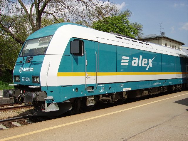 Eine BR 223 (Eurorunner) des Arriva Alex in Kaufering bei strahlenden Sonnnenschein in Richtng Lindau. 