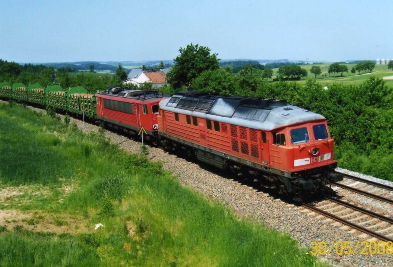 Eine BR 232 377-2 mit einer BR 155 bei wunder schnem Wetter in der steigung vor Herlasgrn am 30.05.2008