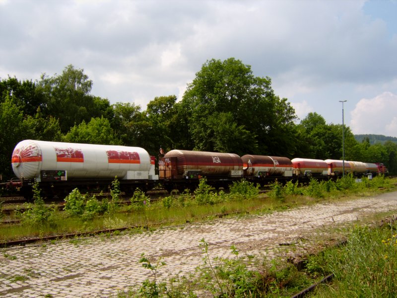 Eine Br 294 mit ihrer sehr langen �bergabe von Herste nach Paderborn Gbf, hier im Bahnhof Bad Driburg. 