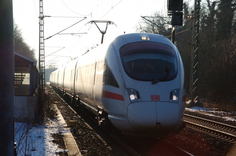 Eine BR 411 rauscht am 22.01.09 von Leipzig kommend nach Berlin durch den Bahnhof Burgkemnitz. Bin mal gespannt wann man die ICE wieder als Doppel BR 411/415 sieht.