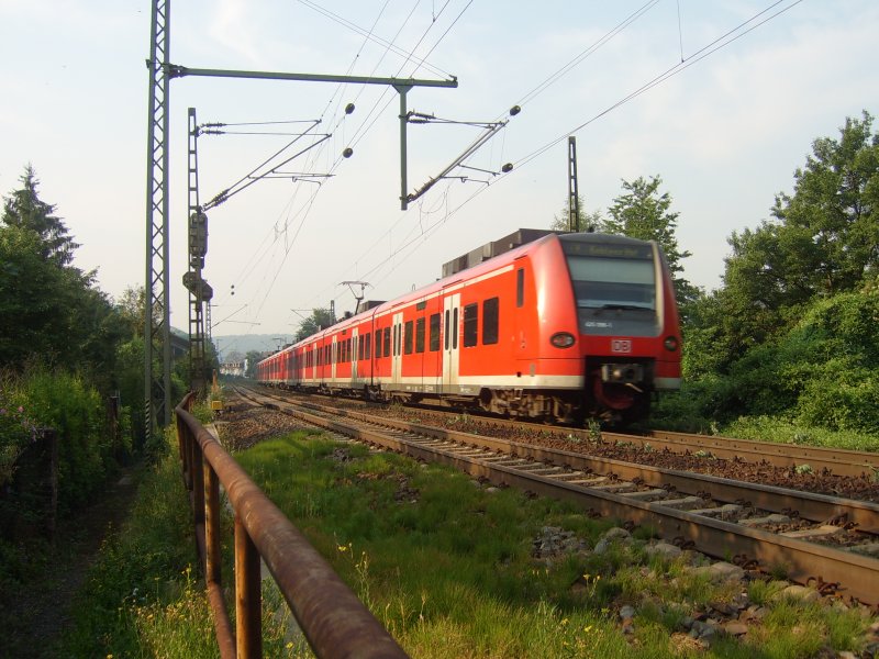 Eine Br 425 als RB (Koblenz - Mnchengladbach) nach Koblenz. Frher wurde diese Linie von ehem. Silberlingen und Br 143/110 befahren. Nachdem die Anbindung an den Kln/Bonn Airport fertig gestellt wurde, wurden die Alten Zugganituren gegen Pumas ausgetauscht. 