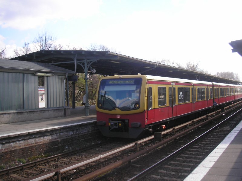 Eine Br 481 auf der Linie S85 als Dreiviertelzug. (Bhf-Schneweide)