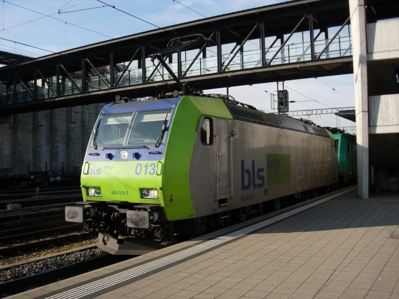 Eine Br 485 der BLS steht mit einem schweren Tonderzug in Spiez, und wartet auf das Ausfahrtssignal, um in Richtung Brig, Domodossloa, Mailand, Italien zu fahren. Speiz, 27.11.07
P.S. wie man erkennen kann, ist nicht nur die 485 alleine gefahren, sondern es hat ihr eine weitere 485 ber den Ltschberg geholfen, in der Neuen BLS Beschriftung.  