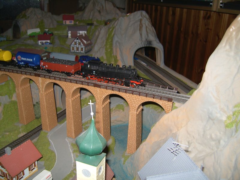 Eine BR 86 kempft sich dehn Berg hoch mit einem Nahgterzug.