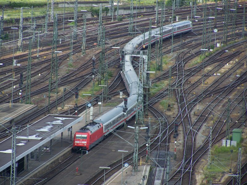 Eine Br.101 fhrt mit einem IC in den Bahnhof Stuttgart Hbf ein.
Aufgenommen am 27.Juni 2007 vom Turm am Bahnhof.