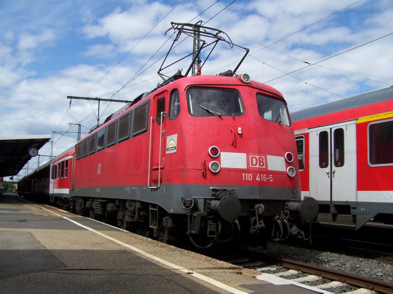 Eine Br.110 mit einem Re-Zug nach Donauwrth im Bahnhof Aalen. Aufgenommen am 11.Juni 2007 auf Gleis 1.