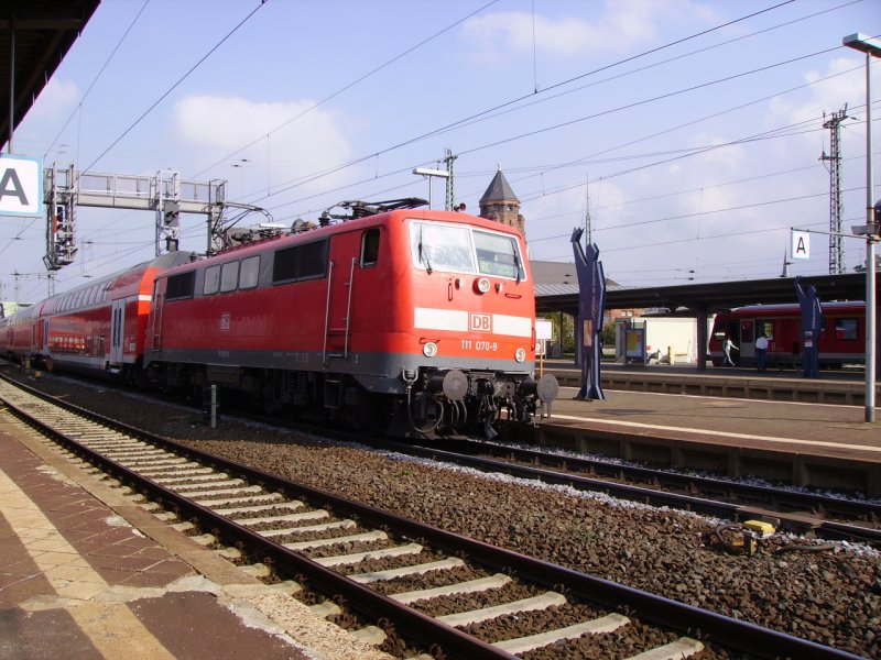 Eine BR111 mit Doppelstockwagen in Gieen!