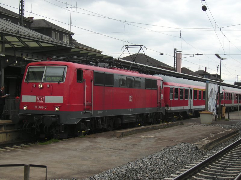 Eine BR111 steht im Bahnhof Offenburg. (Frhling 2008)