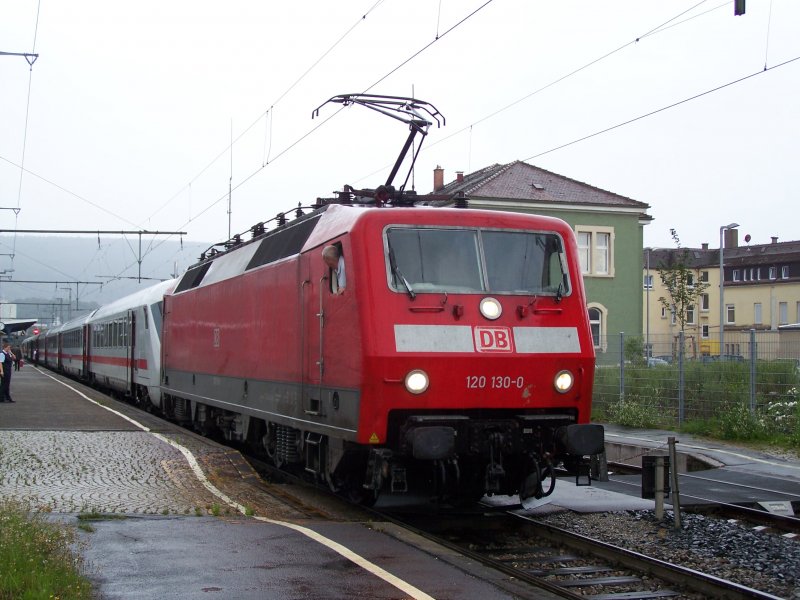 Eine Br.120 im Bahnhof Aalen, diesmal hing die Lok vorne, hinter dem 
Steuerwagen. Aufgenommen am 11.Juni 2007 im Bahnhof Aalen, dieser IC furh nach Nrnberg Hbf.