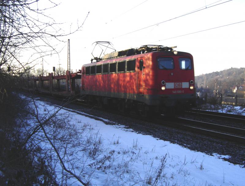 Eine BR140 zieht einen leeren Autozug in Hhe Hopfgarten Richtung Weimar.