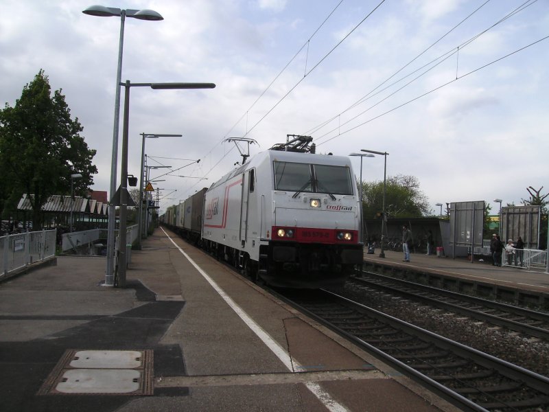 Eine BR185 von Crossrail durchfhrt den Bahnhof Herbolzheim im Breisgau. (Frhling 2008)