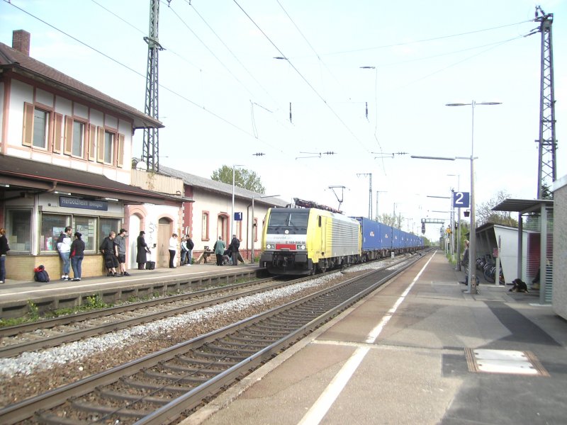 Eine BR189 durchfhrt den Bahnhof Herbolzheim im Breisgau richtung Basel. (Frhling 2008)