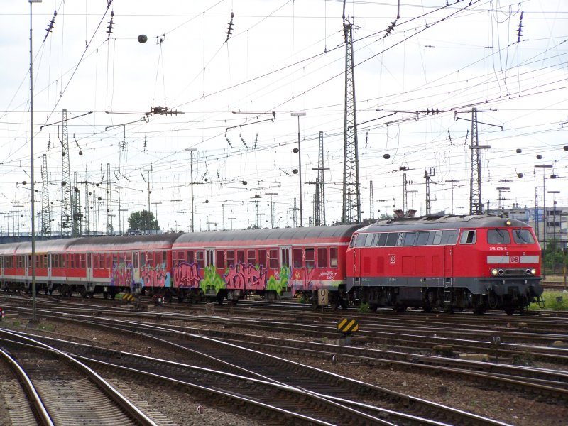 Eine Br.218 zog im August 2007 einen Regionalzug bestehend aus Ex-Silberlingen in den Bahnhof Mannheim Hbf ein.