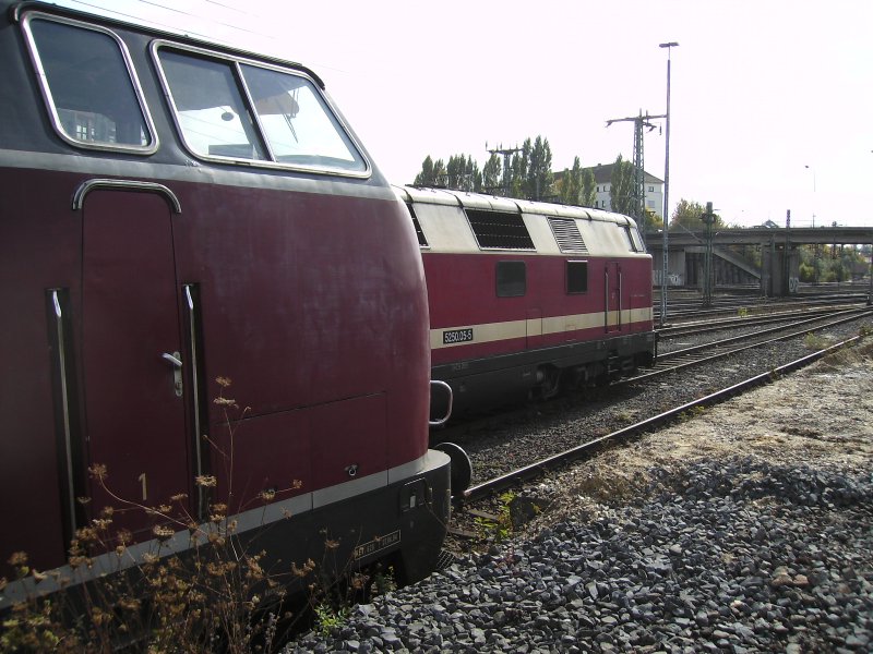 Eine BR221 neben einer BR228 am 26.9.07 beim Rangierbahnhof Fulda!