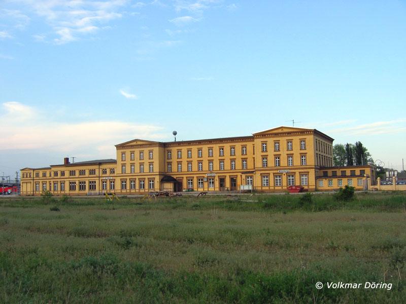 Eine Brache, wo ehemals reger Bahnbetrieb stattfand, wird mancherseits  Bahnwste  genannt, oftmals auch namensbezogen - Wittenberge, 22.5.2005
