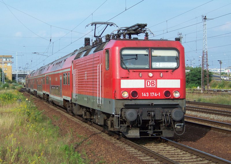 Eine  braunschweigsche  Lok, welche von Cottbus ausgeliehen wurde, hatte am 17.08.2009 am RE7 zwischen Wnsdorf-Waldstadt und Dessau ihren Dienst. Hier ist sie gerade bei der Einfahrt in den Bahnhof von Berlin Schnefeld Flughafen.