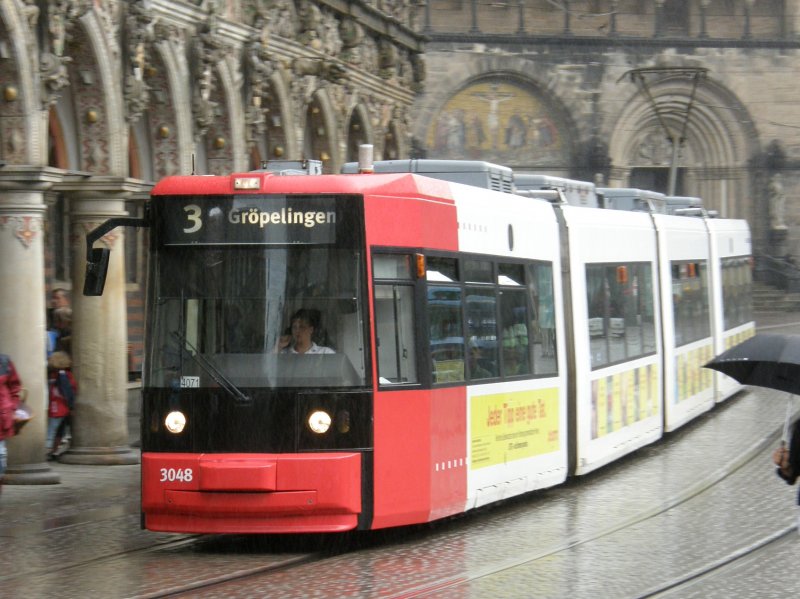 Eine Bremer Straenbahn fhrt am 04.08.2008 bei strmendem Regen ber den Marktplatz in Bremen.