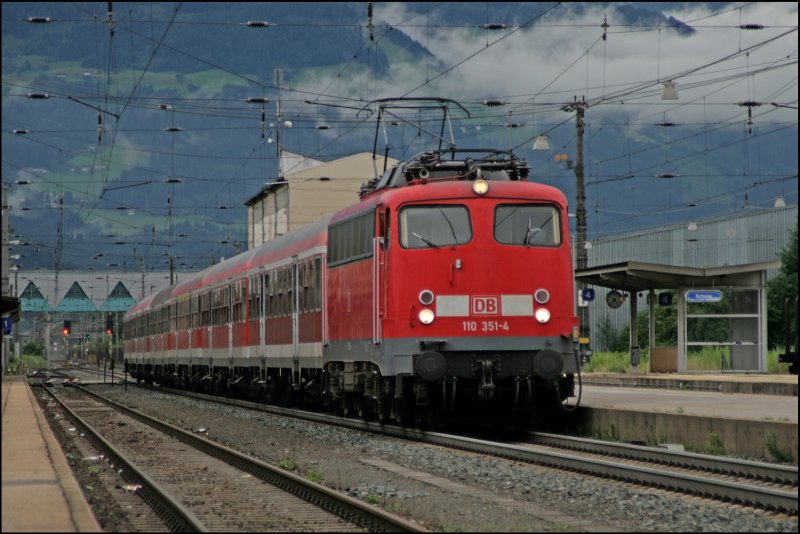 Eine  Bgelfalte im Inntal  110 351 legt mit dem REX 5160(?) auf dem Weg nach Kufstein einen Halt in Schwaz ein. (07.07.2008)
