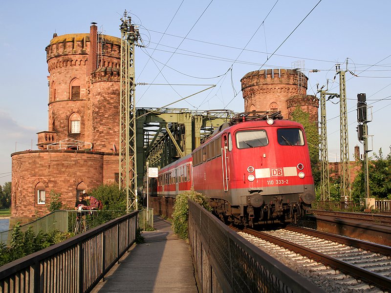 Eine Bgelfalten-110 schleicht mit einem Regionalexpress fast mit Schrittgeschwindigkeit durch das Portal der Rheinbrcke.
(Mainz, 30.08.2007)