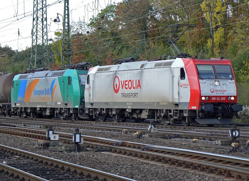 Eine bunte Doppeltraktion vor einem Kesselzug , angef�hrt von VEOLIA&acute;s 185-CL-005, aufgenommen in Gremberg am 14.10.09
