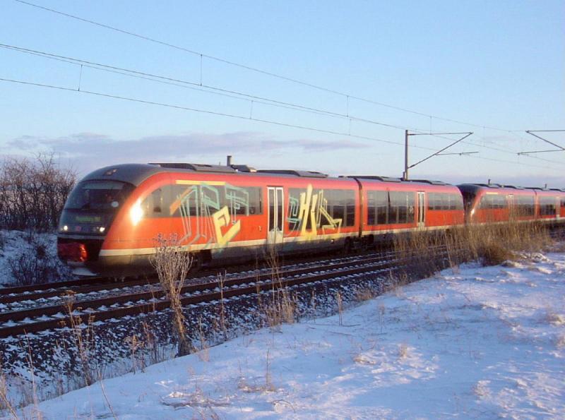 Eine Bunte Fuhre 642er fhrt am Abend des 27.02.2005 als RE von Erfurt nach Magdeburg, hier kurz vor Smmerda.
