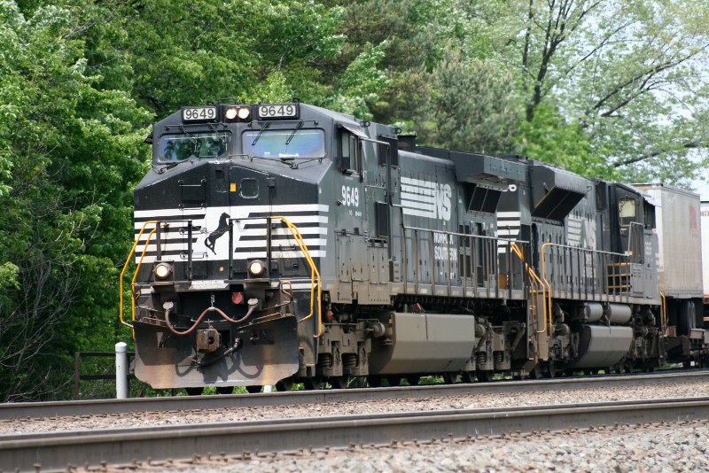 Eine C40-9W und eine SD70M mit einem Intermodal Train bei Lilly (27.05.2009)