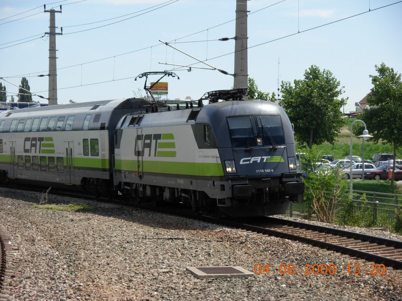 Eine CAT-Garnitur (City Airport Train) f�hrt am 4.8.2008, vom Flughafen Wien-Schwechat kommend, in den Bahnhof Schwechat ein.