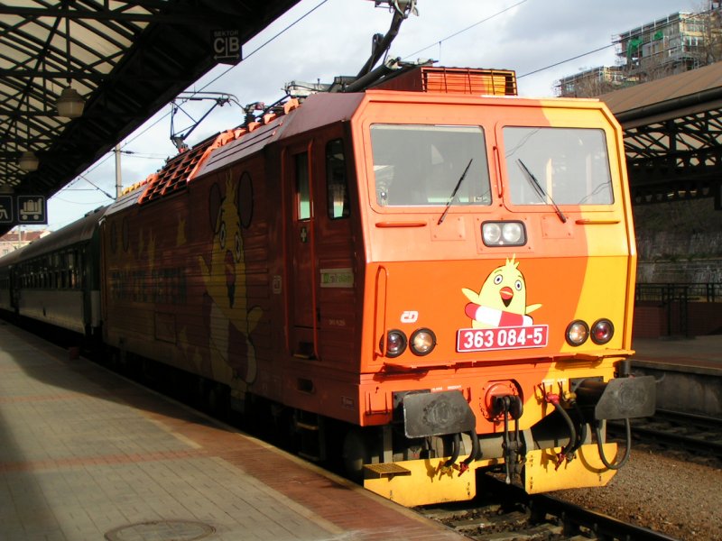 Eine CD Lok 363 084-5 im Bahnhof Praha-Hlavni. (Prag 1.12.2007)