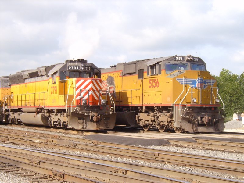 Eine CEFX und eine Union Pacific Engine in Sd-West Kansas am 28.05.2006