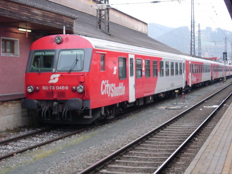 Eine City-Shuttle Garnitur, angefrht von der 80-73 046-9 im Innsbrucker Hauptbahnhof am 06.12.08 