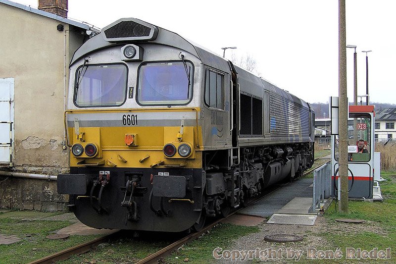 Eine Class 66 (6601) an der Tankanlage in Pirna und der Lokfhrer telefoniert an der Zapfsule. Aufgenommen am 8.3.2007 um 17 Uhr.