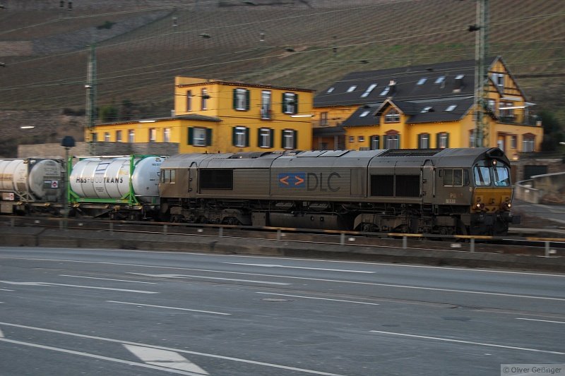 Eine Class 66 bei der Durchfahrt mit einem Gterzug durch den Bahnhof Rdesheim am Abend des 14. Februar 2009. Eigentlich eine Riesenumweltsauerei unter Fahrdraht mit Diesel zu fahren, die Tcken des freien Marktes.