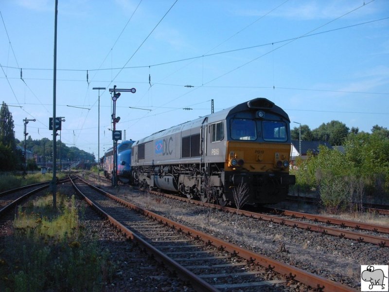 Eine Class 66 der belgischen Eisenbahngesellschaft  Dille en Le Jeune Cargo  (DLC) war am 28 Juli 2005 im oberfrnkischen Coburg abgestellt. Gemeinsam mit der V 170 der Firma Eichholz (Dahinter) wartet sie auf Ihre nchste Aufgabe.