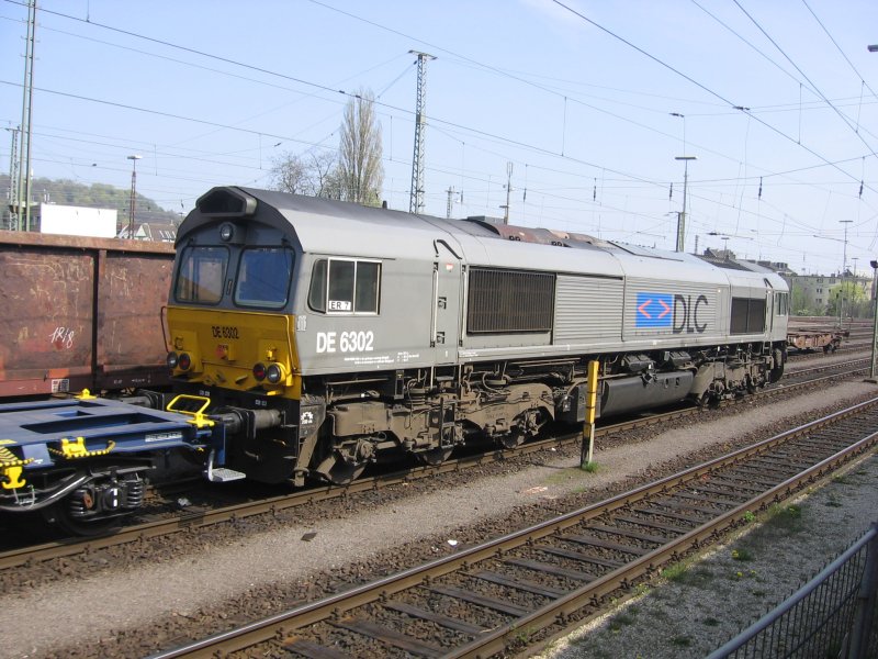 Eine Class 66 der DLC steht mit einem Gterzug am Bahnhof Aachen West (Aufgenommen aus dem fahrenden RE 4 mit Silberlingen) am 12.04.07