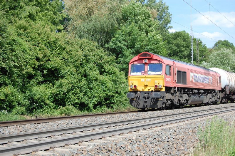 Eine Class 66 der HGK zog am 4.6.2009 einen Kesselwagenzug ber die Filsbahn. Aufgenommen kurz vor der Durchfahrt des Bahnhofes von Gppingen. 