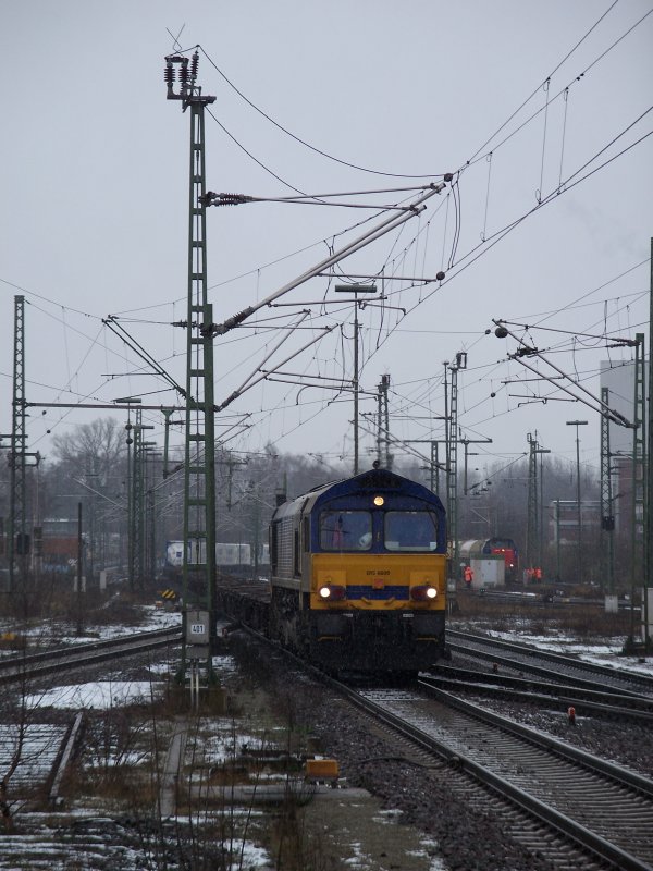 Eine Class 66 mit Containern durchfhrt Braunschweig Hbf in Richtung Osten (18.3.2008)